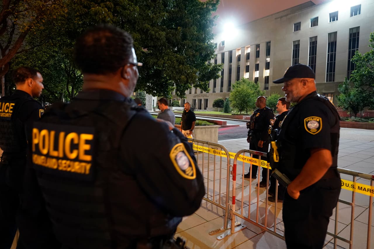 Policías del Departamento de Seguridad Nacional integran las agencias que rodean la corte de DC faltando horas para comparecencia de Trump.