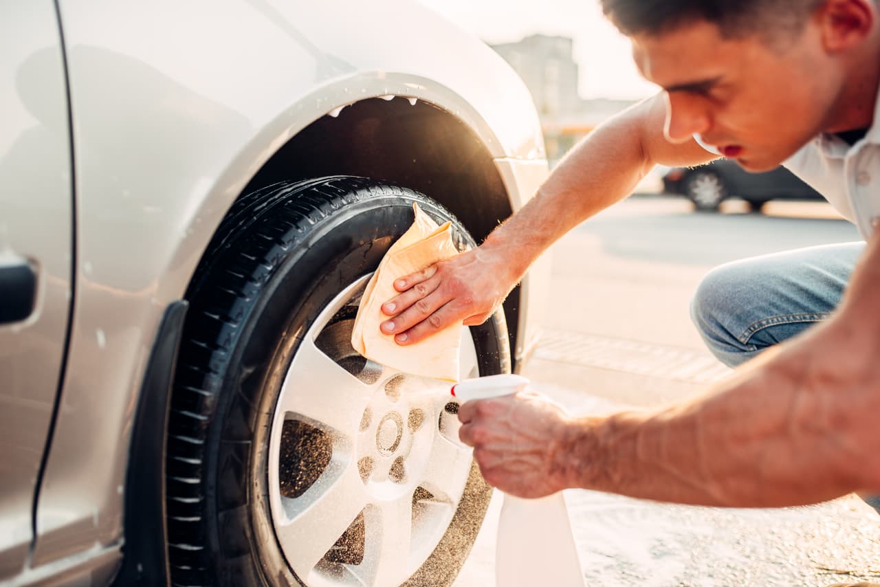 <b>Dedicar poco tiempo a la limpieza de las ruedas.</b> Los neumáticos y los rines son dos de los elementos que más se ensucian en un carro. Pero, por lo general, estos se dejan de último a la hora de hacer un lavado; y como requiere que se tome una postura más baja, es común no dedicarle el tiempo suficiente para limpiarlos a profundidad.