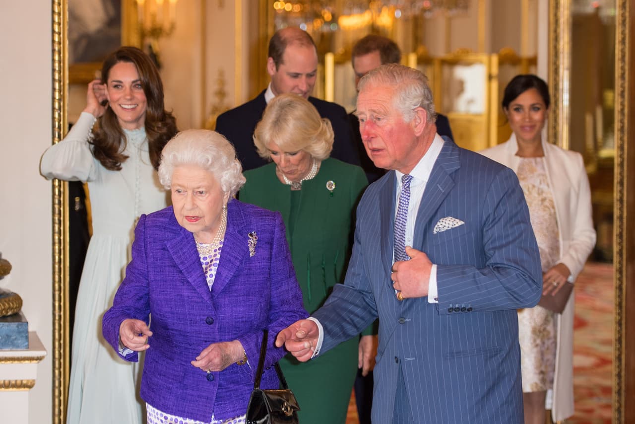 En la reunión, la únicas que habrían estado ausentes son Camilla Parker y 
<b>Kate Middleton</b>, pues extraoficialmente se informó que Meghan Markle estaría conectada vía internet. La duquesa de Sussex se encuentra en Canadá, cuidando de 
<b><a href="https://www.univision.com/famosos/el-deber-es-primero-la-reina-isabel-ii-no-asistira-al-bautizo-de-archie-harrison-fotos">Archie Harrison</a></b>.