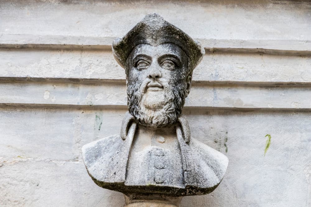 Algunas de las visiones más famosas de Nostradamus que se han hecho realidad son la muerte de Enrique II de Francia, el nacimiento de Hitler, la Segunda Guerra Mundial, la Revolución Francesa, las bombas nucleares y el gran incendio de Chicago en 1871.