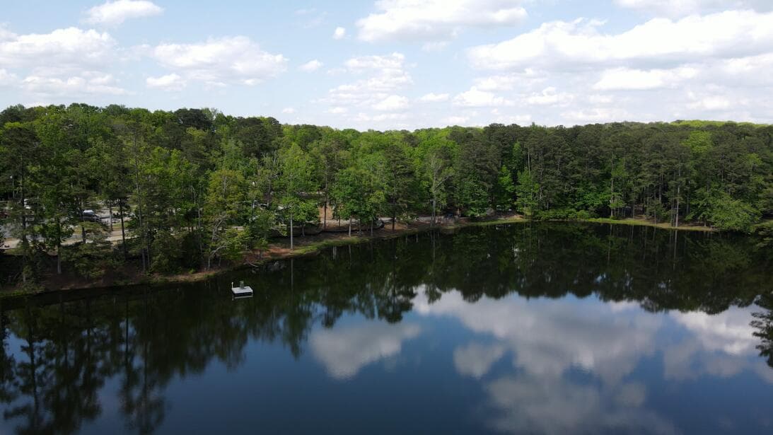 Otro de los destinos a visitar en la temporada es el 
<b>F.D. Roosevelt State Park</b>. Ubicado en Pine Mountain a unas 86 millas en auto al suroeste de Atlanta, es el parque estatal más grande de Georgia y cuenta con 9.049 acres.