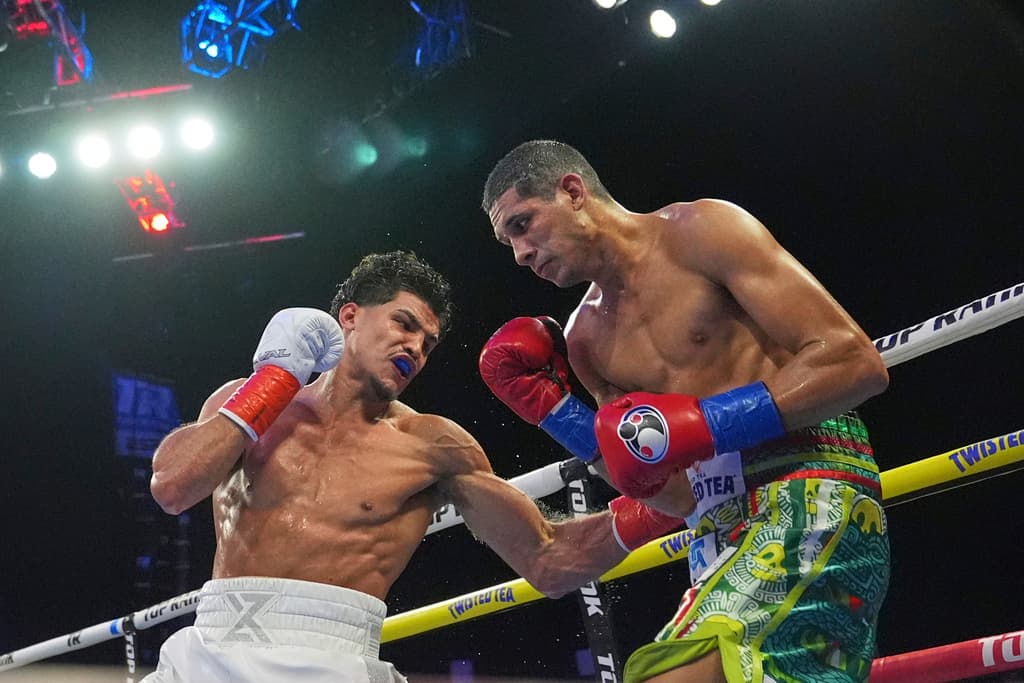 Tanto Zayas, de 22 años, como Jorge 'Chino' García, de 28 años, se enfrentaron por el 
<b>título del peso superwelter de la OMB</b>, que estaba vacante, desde que 
<b><a href="https://www.tudn.com/boxeo/sebastian-fundora-le-quita-el-invicto-a-tim-tszyu-video" target="_blank">Sebastián Fundora renunció</a></b> antes de tener 
<b>una revancha con Tim Tszyu</b>.