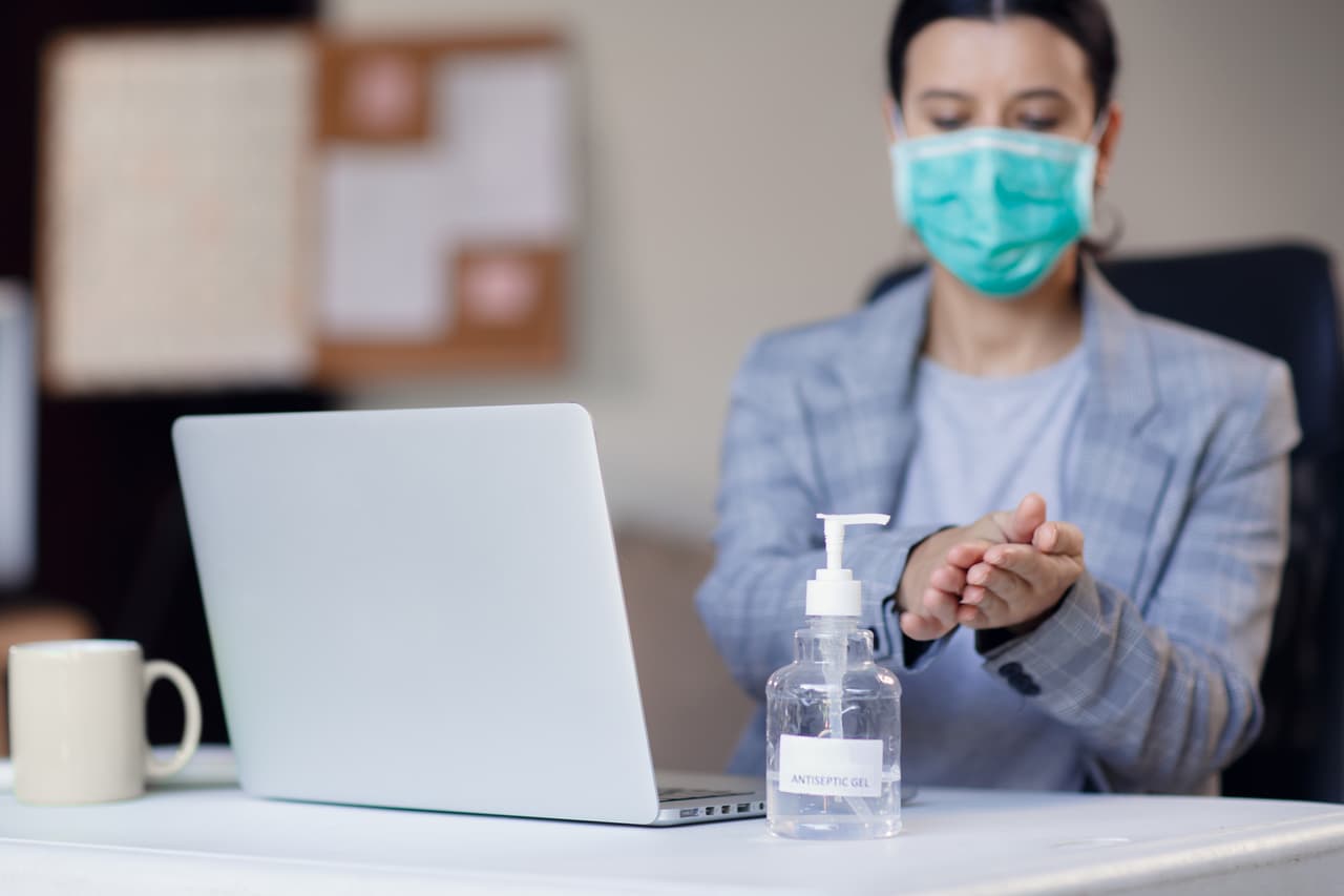 Como parte de esta alerta, la FDA le recordó a los fabricantes, distribuidores e importadores "que son responsables de la calidad de sus productos" por lo que les pidió asegurarse de que estos "cumplen las especificaciones de etiquetado y están libres de contaminación". La FDA ya había emitido una guía en la que estableció los parámetros que los fabricantes de medicamentos y otros compuestos debían cumplir a la hora de analizar el alcohol utilizado en sus productos "para determinar la contaminación por metanol".
<br>
