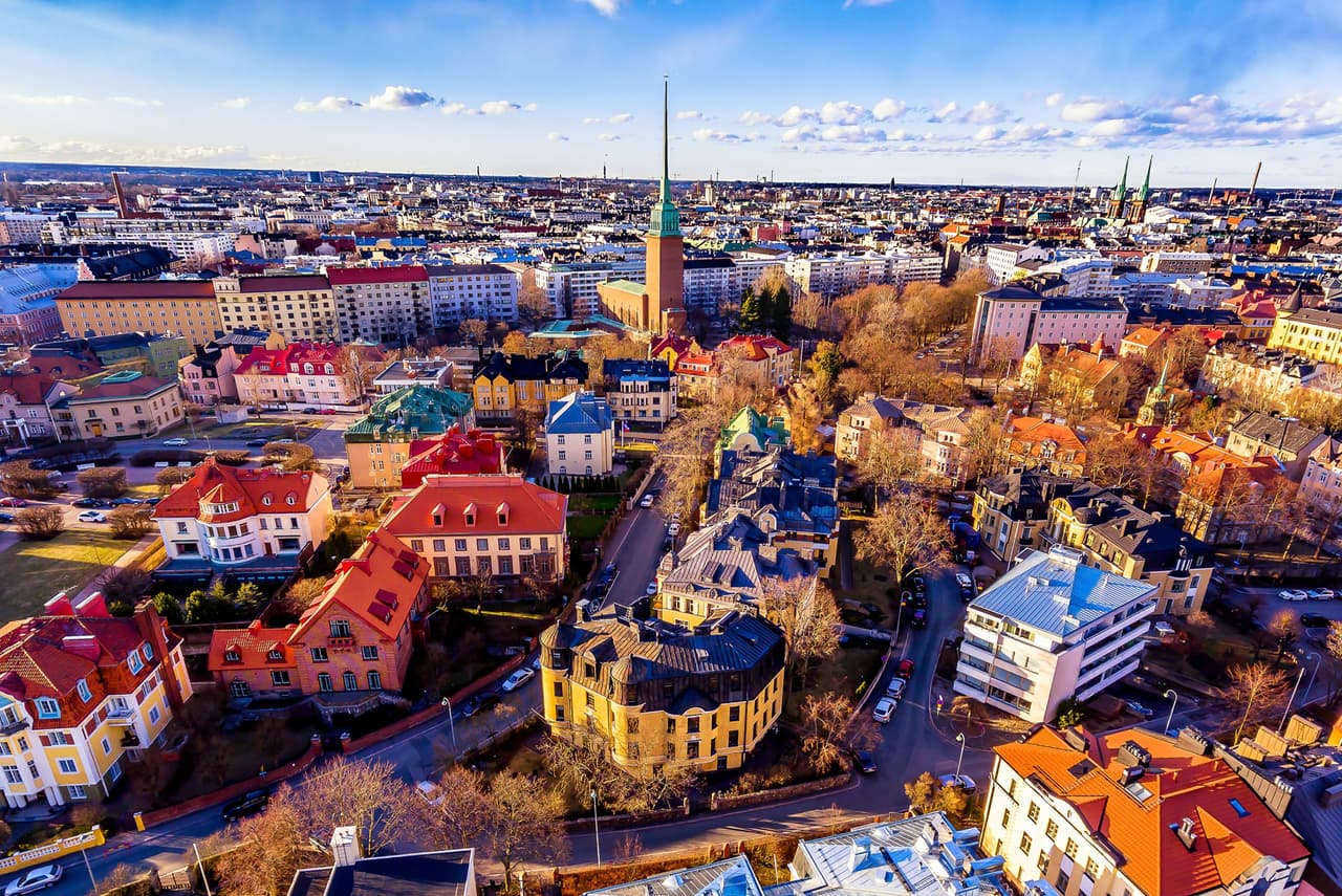 <b>Puesto 1. Finlandia</b>
<br>
<br>Tasa más alta de impuesto sobre la renta personal en 2021: 56.95%.
<br>
<br>La tarifa máxima comienza con un ingreso anual de más de 80.500 euros (91,154 dólares). 
<br>
<br>El tipo más alto de impuestos en varios paises de America Latina según el estudio de KPMG: Ecuador (35%), El Salvador (30%), Guatemala (7%), Honduras (25%), México (35%), Nicaragua (30%), Panamá (25%), Puerto Rico (33%), Chile (40%), Argentina (35%), Colombia (39%), República Dominicana (25%), Perú (30%), Uruguay (36%) y Venezuela (34%).
<br>