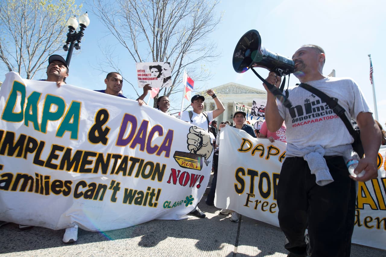 <b>2014 | </b>Obama volvió a usar su poder ejecutivo, pero esta vez con menos éxito. Anunció el programa de Acción Diferida para Padres de Ciudadanos Estadounidenses y Residentes Permanentes Legales (DAPA) y la ampliación del programa de la Acción Diferida para los Llegados en la infancia (DACA) para aquellos que no calificaron debido a su edad cuando se puso en marcha este programa originalmente en el 2012.