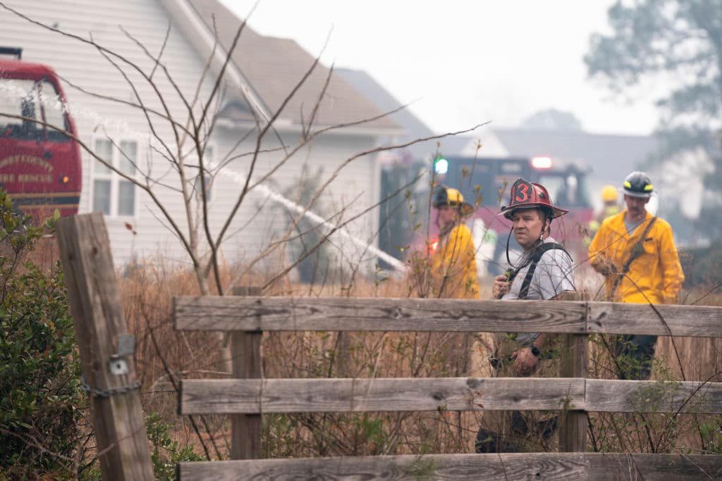 Además de la costa de Carolina del Sur, en la vecina 
<b>Carolina del Norte</b> los bomberos trabajan conta los incendios forestales que se han disparado en la zona de 
<b>Tryon y Saluda</b>, en las montañas de Blue Ridge.
