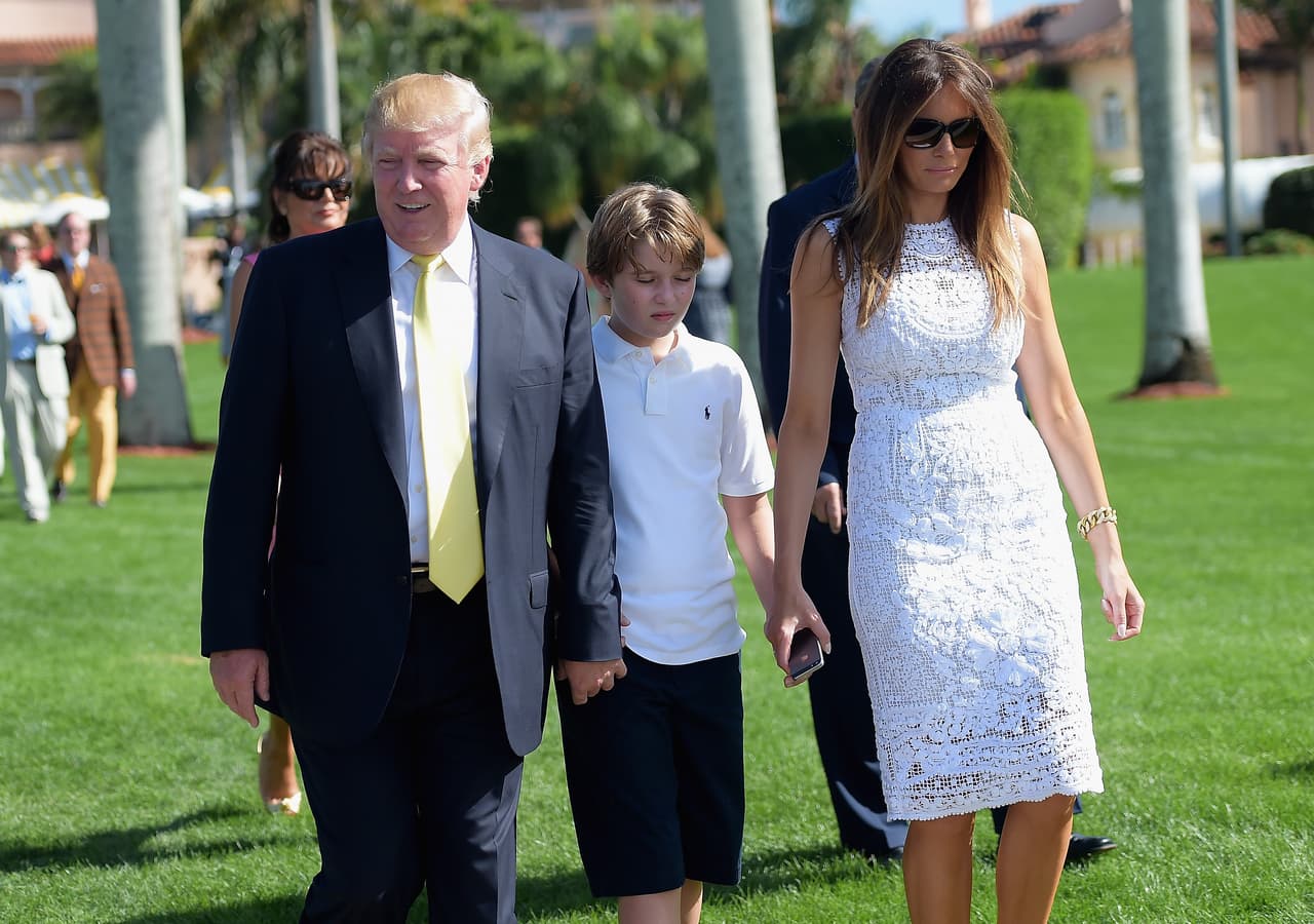 Donald Trump se casó con Melania Trump en Palm Beach en 2005. La fiesta posterior fue en Mar-A-Lago. En esta imagen, Donald Trump, Melania y el hijo de la pareja, Barron Trump, caminan en el jardín de Mar-A-Lago. Gustavo Caballero/Getty Images