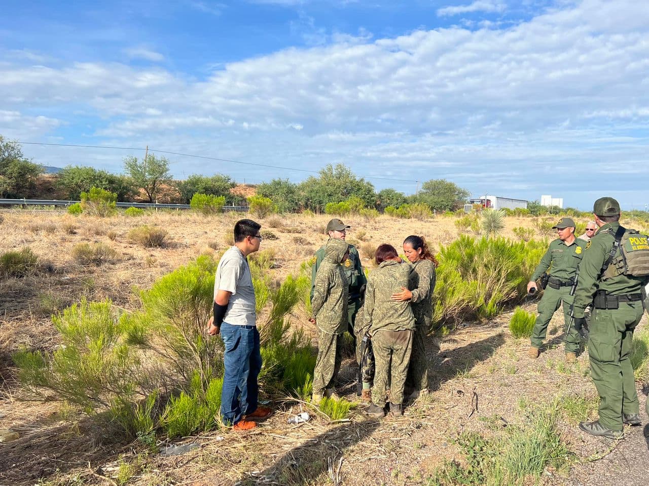 Múltiples agencias participaron en un operativo para detener un vehículo con indocumentados, se solicitó apoyo aéreo con un helicóptero CBP Air and Marine. El vehículo sospechoso viajó desde Palominas a través de caminos residenciales secundarios, cruzando el arcén de la carretera para rebasar vehículos y evadir a la policía mientras conducía a velocidades superiores a 100 millas por hora.