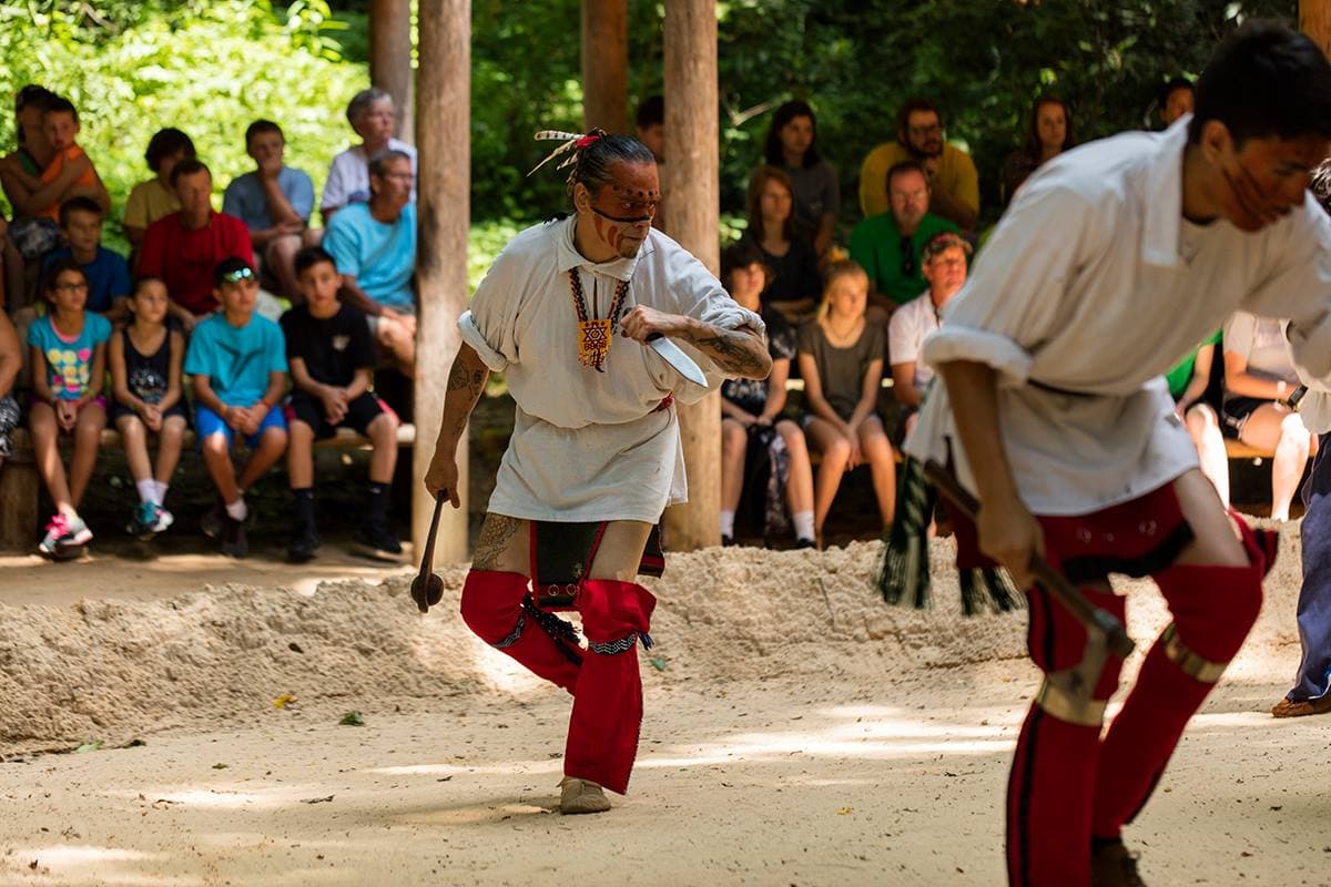 Las visitas guiadas te llevarán a través de demostraciones artesanales de artistas galardonados que te explicarán las técnicas únicas de artesanía Cherokee. Conoce a la gente histórica Cherokee en la sección de historia viva. También puede ver espectáculos especiales a lo largo de la temporada, como "Tiempo de guerra" y bailes cherokee tradicionales. Más, 
<b><a href="https://www.cherokeehistorical.org/oconaluftee-indian-village/?gclid=Cj0KCQjw9_mDBhCGARIsAN3PaFP8kTjOHy_mHiOsgc7xeBTA9-uiEYj6QuT-YlpiYFNQRogsHTfj1ZoaAux7EALw_wcB" target="_blank">aquí</a></b>.