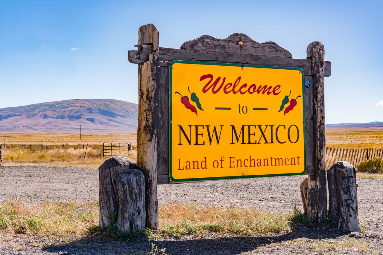 <b>Puesto 15. New Mexico</b>
<br>
<br>Costo anual promedio del mantenimiento de un automóvil: 2,896 dólares.
<br>
<br>Costo anual promedio de la revisión de la luz de reparación del motor encendida: 231 dólares en repuestos y 149 dólares en mano de obra.
<br>
<br>Costo anual promedio del seguro: 1,391 dólares.
<br>
<br>Gasto anual en gasolina por cada conductor con licencia en el estado: 1,125 dólares.
<br>
<br>Costo promedio de la gasolina al 20 de junio de 2021: 3.09 dólares por galón.
<br>
<br>En estados con bajos costos de seguro, como Maine y Vermont, la baja densidad de población reduce el riesgo de accidentes.
<br>