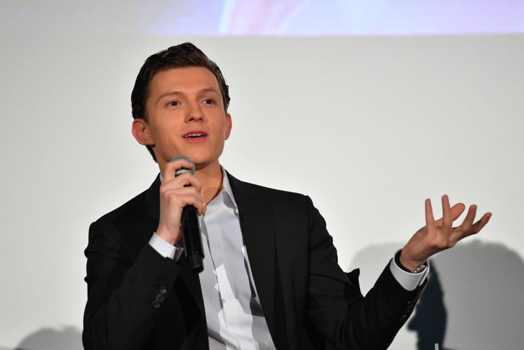 <b>Apoya a distintas causas sociales</b>
<br>En el 2017, los padres del actor, Dominic Holland y Nicola Elizabeth Frost, fundaron un fideicomiso llamado Brother’s Trust, con el objetivo de recaudar fondos para organizaciones benéficas poco conocidas.
<br>