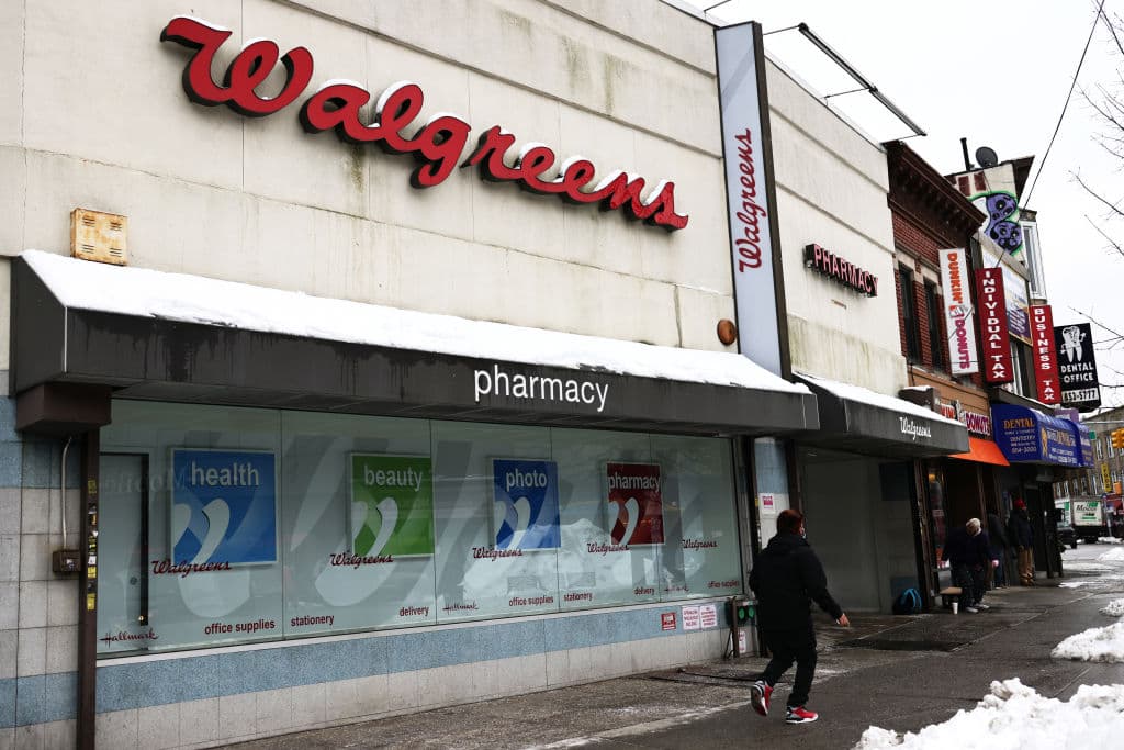 <b>Wallgreens: </b>Esta compañía también ha dicho que está evaluando sus políticas pero que por el momento mantendrán la norma de usar mascarillas en sus tiendas.
