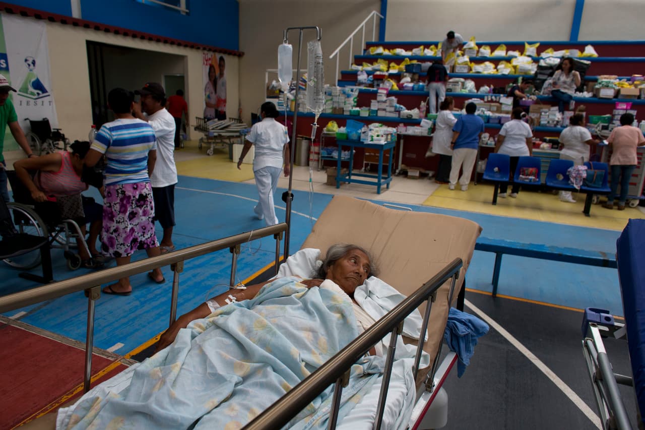 Personas heridas han tenido que ser atendidas en un hospital instalado en una cancha de baloncesto de Juchitán, Oaxaca.
