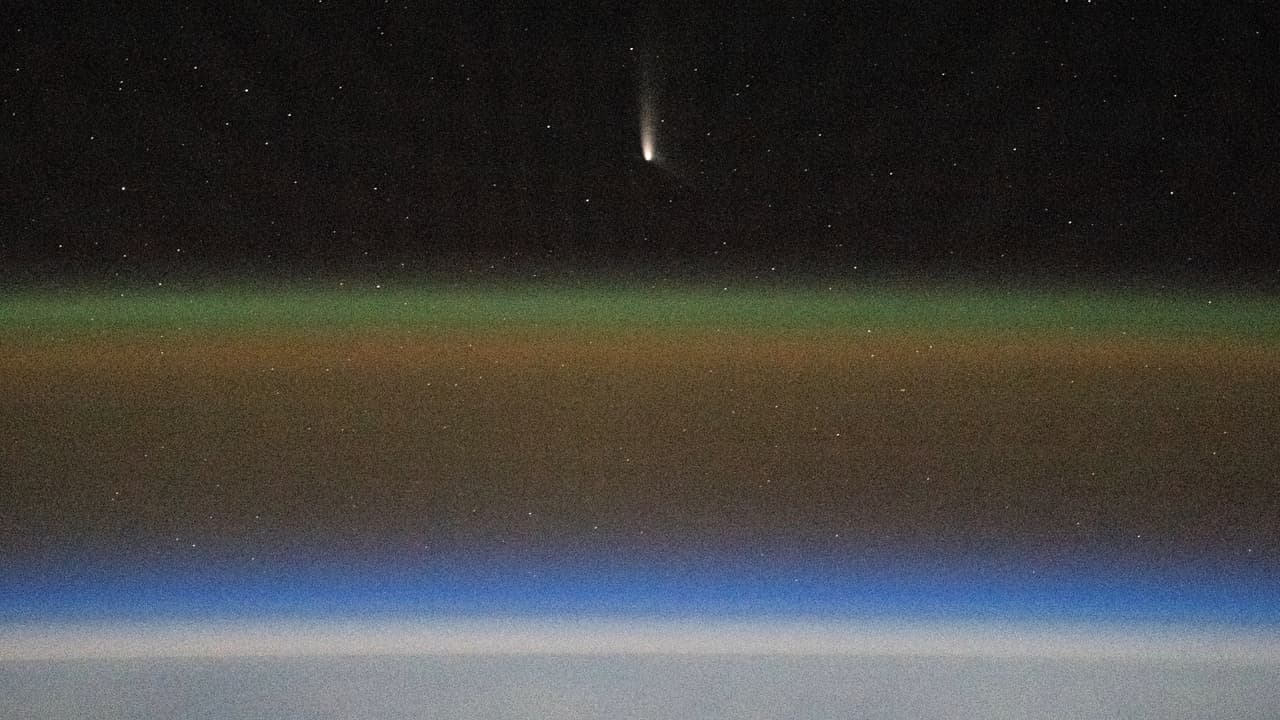 El cometa C2023-A3, o Tsuchinshan-ATLAS, fue fotografiado a unos 99,4 millones de millas de la Tierra por el astronauta de la NASA Matthew Dominick utilizando fotografías de larga duración en una cámara programada para alta sensibilidad a bordo de la Estación Espacial Internacional.
