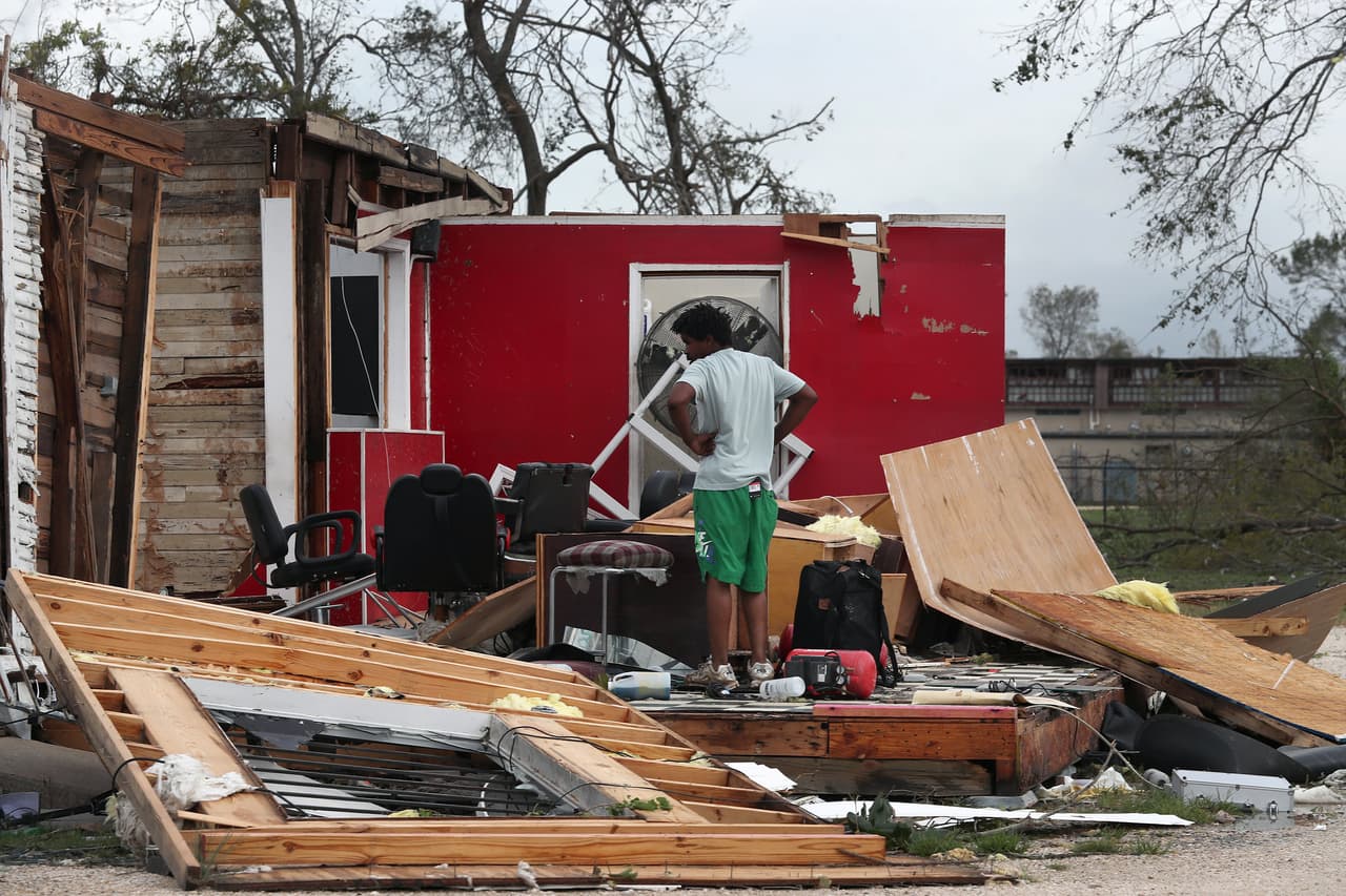 Una residente de Lake Charles observa los restos de su negoció de peluquería destrozado. El huracán tocó tierra en la madrugada cerca de Cameron, a unas 30 millas al sur de de esta ciudad.