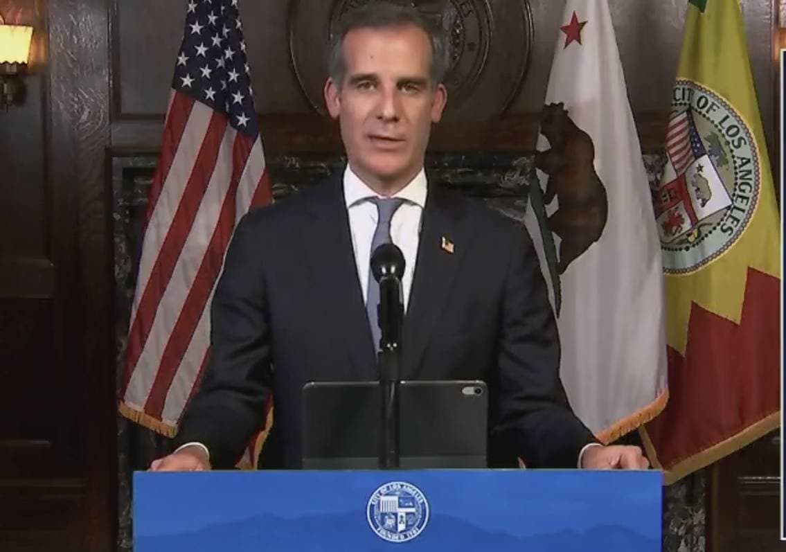 El alcalde de Los Ángeles califica como "repugnante" la toma del Capitolio inspirada por Trump