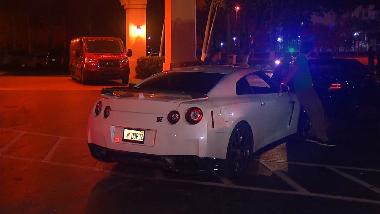 Nombre: Nissan GT-R (Sexta Generación)
<br>Precio Base: $106,650
<br>Motor: V6 3.8 litros Twin-Turbo
<br>Potencia: 545 hp @ 6400 rpm 463 lb-ft @ 3200 rpm
<br>Velocidad Máxima: 192 mph (307 km/h)
<br>Aceleración (0-60 mph): 3.0 segundos
<br>5
