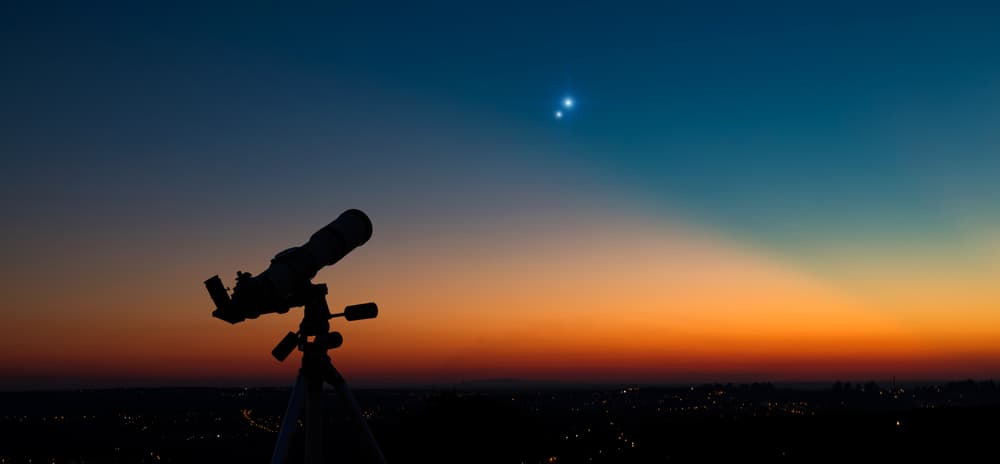 Cuando Saturno al entrar en oposición, estará directamente frente al Sol, y estará visible durante la noche, lo que lo posiciona como uno de los eventos astronómicos más esperados durante agosto. El impacto de la luz del Sol permitirá que el planeta pueda apreciarse desde el atardecer hasta el amanecer del día siguiente.
<br>