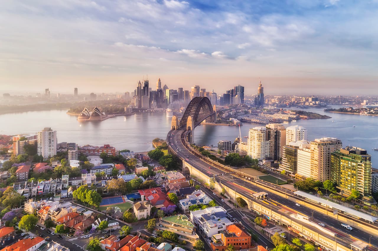 <b>Australia.</b> Con unos 3.5 millones de dólares invertidos en áreas específicas puede entrar al programa de inmigración por inversión, que garantiza primero una visa y luego la residencia. La ciudadanía se puede solicitar después de cuatro años de residencia en el país y al menos un año como residente permanente.
<br>