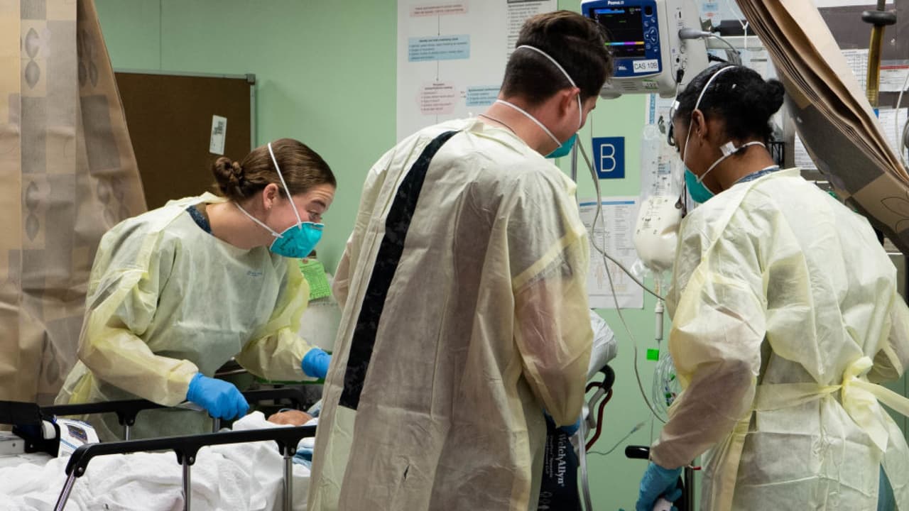 Médicos de EEUU se hallan desconcertados por el aumento de pacientes de covid-19 que desarrollan coágulos de sangre