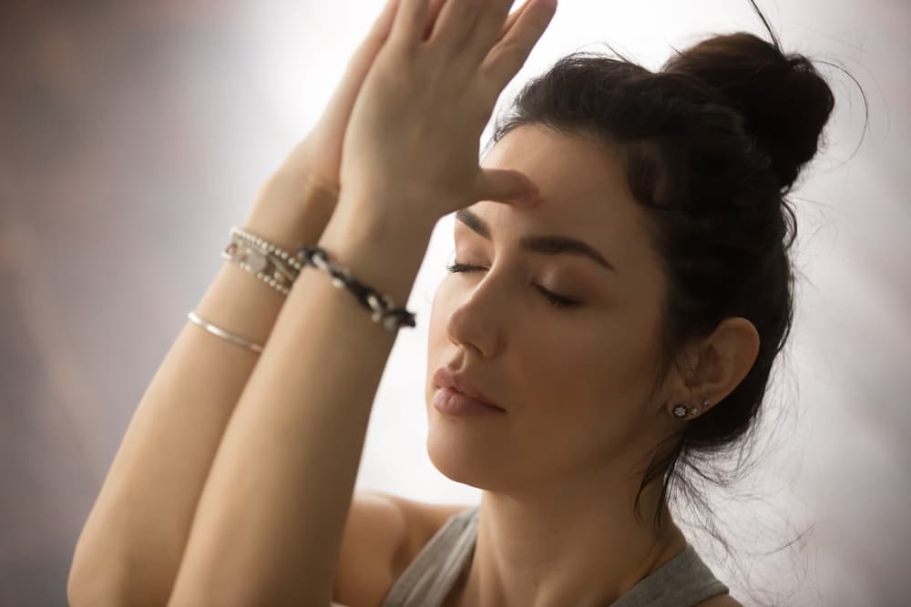 Esto se puede entender fácilmente cuando vemos cómo funciona el cuerpo. El corazón late, y al hacerlo está en excitación, en su momento yang, la fase positiva, la contracción. Luego se relaja, no hay excitación sino pausa, es como si se detuviera para que la sangre pudiera entrar y luego salir en el siguiente latido, es la dilatación o la fase yin del corazón.