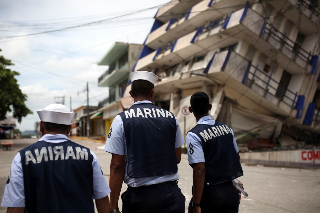 Elementos de la Marina de México caminan cerca de un edificio que se derrumbó en Matías Romero, Oaxaca.