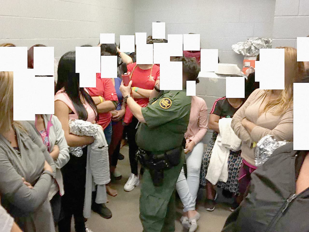 En la imagen, una funcionaria de CBP conversa con un grupo de mujeres detenidas en esa celda. Otro de los problemas que identificó la Oficina del Inspector General es que los agentes deben ingresar a las celdas para darles comida o cuidado médico exponiéndose a que algunos de los detenidos pueda agredirlos. Y en medio del hacinamiento, advierten que 
<b>mantener la salubridad del lugar se ha complicado y que incluso vieron un pasillo ocupado por 140 hombres que esperaban en las áreas comunes a que su celda fuera limpiada.</b> "Observamos al staff con dificultades para maniobrar alrededor de esta multitud y poder cumplir con sus responsabilidades, además de que dijeron que sienten que tienen posibilidades limitadas si los detenidos no quieren cooperar", se lee.