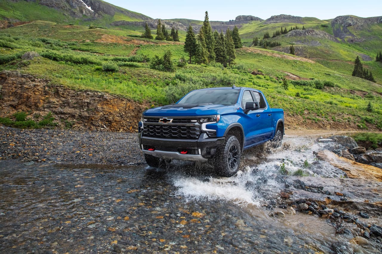 Esta es la primera vez que Chevrolet incorpora en la Silverado un juego de amortiguadores Multimatic de 40 mm, cada uno con tres válvulas que distribuyen fluido para adaptar la respuesta del sistema a cada situación de terreno.
