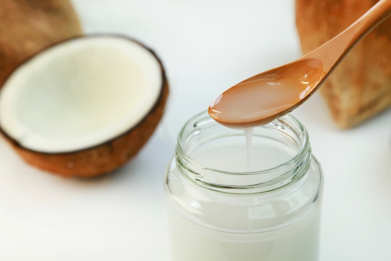 La mayoría de las grasas buenas, llamadas insaturadas, son generalmente de origen vegetal. Entre ellas encontramos el aceite de coco, el de girasol y el de soja.