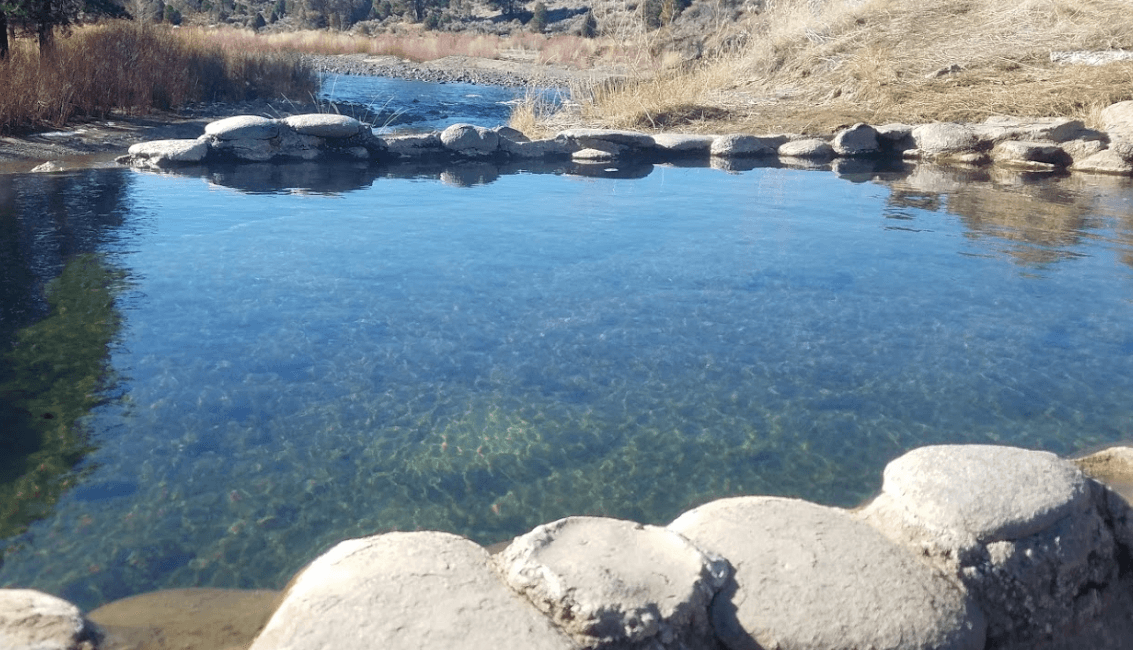 <b><a href="https://goo.gl/maps/PAvvZxeKKbmahHWQ8" target="_blank">East Fork Carson River Hot Springs</a> </b>tiene dos pozones con agua caliente y están abiertas todo el año. La temperatura promedio de estas termas es de 103ºF, las que también ofrecen una aventura entre senderos y rocas para acceder a ellas. 
<br>
<b>Localizadas justo en el límite entre California y Nevada, debes tomar la carretera 99 hacia el norte, luego el 50 y después el 89 hasta llegar a Markleeville</b>.