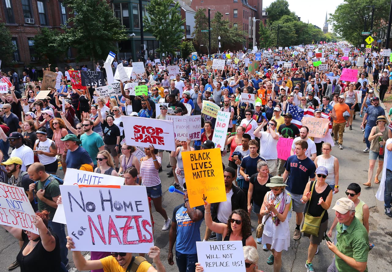 <b>"Sin espacio para los nazis"</b>. La marcha contra el odio superó a la convocatoria inicial realizada por la ultraderecha en Boston.