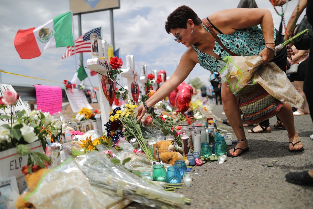 Banderas de México y EEUU donde ocurrió la tragedia en El Paso. Beto O'Rourke, exrepresentante de esa ciudad en el Congreso y candidato a la nominación demócrata ha calificado repetidamente a Trump de "racista". "Este presidente, que ayudó a crear el odio que hizo posible la tragedia del sábado, no debería venir a El Paso", 
<a href="https://twitter.com/BetoORourke/status/1158473425888804864" target="_blank">escribió O'Rourke en Twitter</a>. "No necesitamos más división. Necesitamos sanar. Él no tiene lugar aquí", agregó.