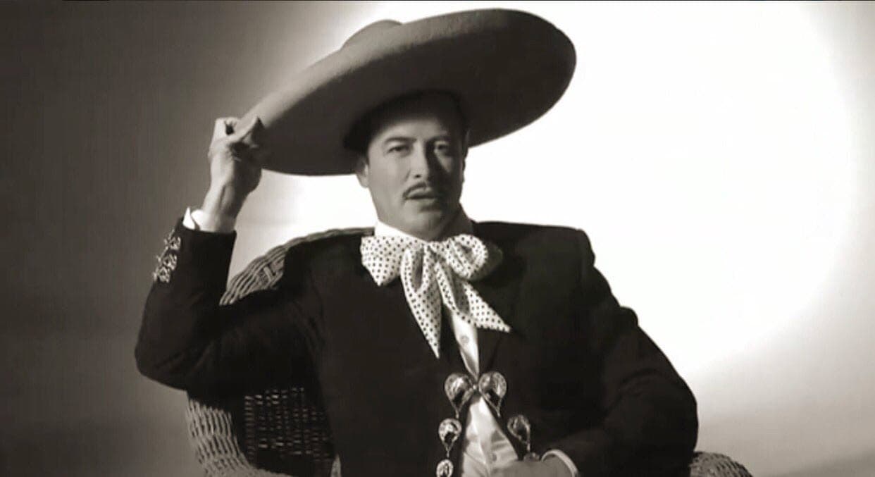 <b>Jorge Gallegos</b> sorprendió a sus seguidores en Twitter con el gran parecido que tiene con 
<b><a href="http://www.univision.com/musica/regional-mexicano/museos-esculturas-calles-y-estrellas-estos-son-los-monumentos-que-han-inmortalizado-a-pedro-infante-fotos">Pedro Infante</a></b>, el más grande ídolo mexicano del cine de la época de oro: "Ahora sí ya caracterizado... a darle vida al ídolo de México en #silviapinalbioserie #100añospedroinfante", escribió en la red social.