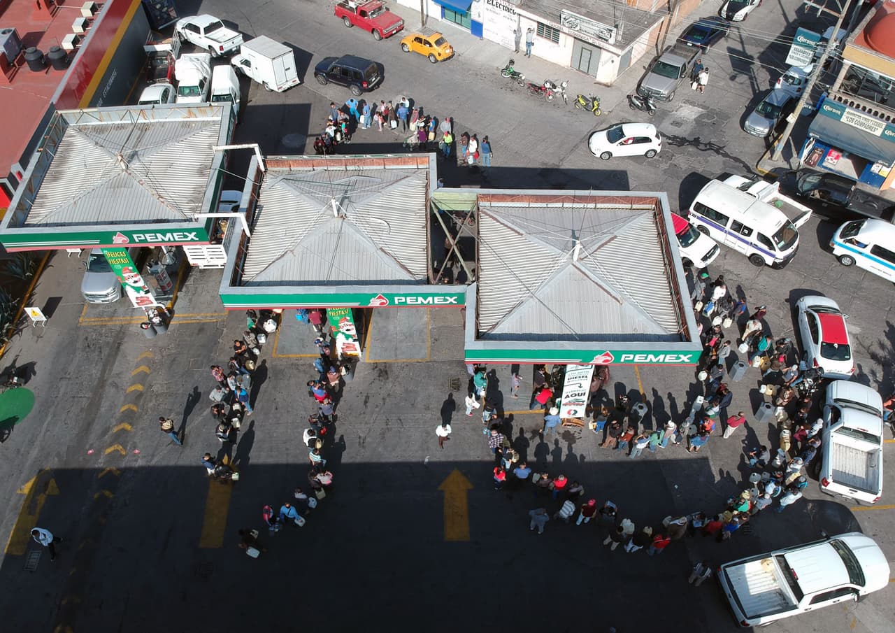 En algunas gasolineras son los propios conductores los que tratan de mantener el orden para evitar el nerviosismo y problemas de seguridad ante el riesgo de que se origine el caos por las prisas en en el abastecimiento de gasolina.