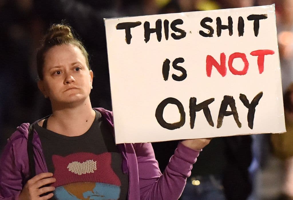 En la protesta de Oakland contra el racismo, Charlotte Brockton sostiene un cartel: "Esta mierda no está bien".