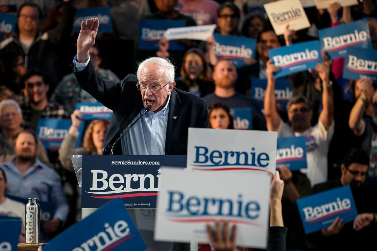 Ha sido criticado por una serie de 
<a href="https://www.univision.com/noticias/elecciones-en-eeuu-2020/es-injusto-decir-que-todo-es-malo-las-declaraciones-de-sanders-sobre-cuba-que-le-generan-criticas-hasta-de-democratas">comentarios que hizo reconociendo los aspectos positivos de la dictadura castrista en Cuba</a> y ha prometido al electorado un sistema de salud universal y pública, entre otros programas sociales. Sus ideas sobre el manejo total del estado en algunos servicios esenciales lo han distanciado de sus contrincantes demócratas moderados.