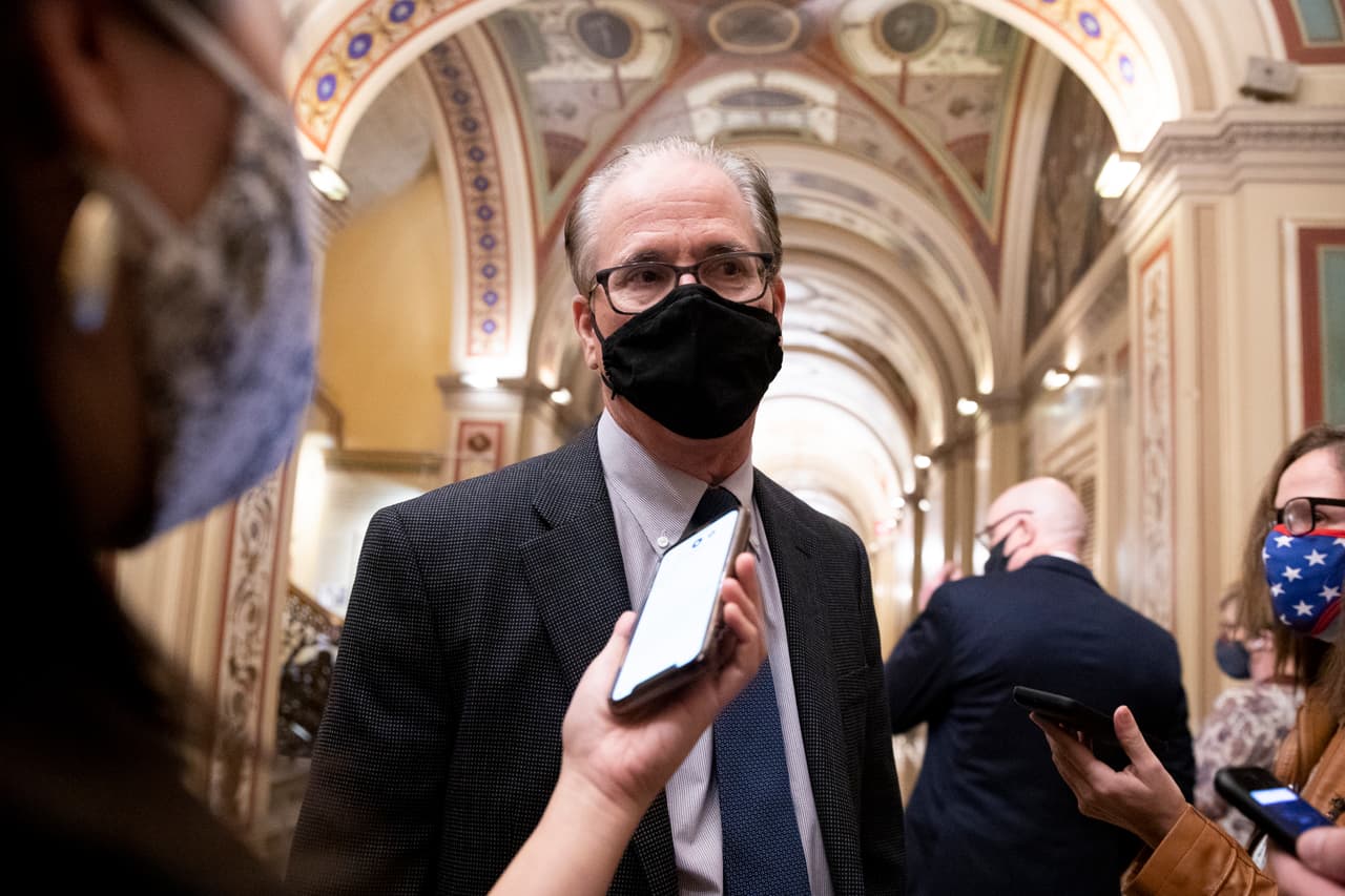 El senador 
<b>Mike Braun </b>dijo que la presentación de los administradores fue "fascinante" y agregó: "
<b>Es tan difícil de asimilar ahora como entonces". </b>
<br>
<br>Pero cuando se le preguntó si había cambiado su opinión, el republicano de Indiana dijo: "Cuando uno piensa que el proceso es defectuoso en primer lugar, será diferente llegar a una conclusión sobre los hechos y los méritos en sí".
<br>