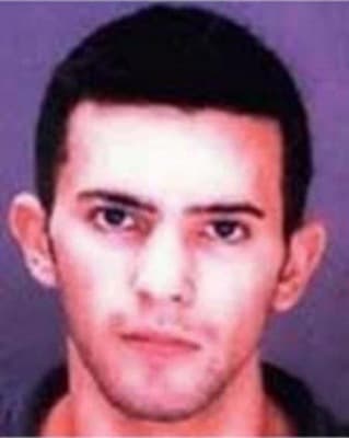 <h3 class="cms-H3-H3">Edgardo Luis Pérez</h3>
<br>
<br>Luego de hacerse amigo de un hombre que conoció en un gimnasio, 
<b>Pérez lo asesinó. </b>
<br>
<br>Las autoridades creen que este fugitivo entabló amistad con aquel hombre de 56 años con la intención de robar su identidad y dinero, 
<b>para poder huir del país, debido al temor de ser encarcelado tras violar su libertad condicional. </b>
<br>
<br>El FBI asegura que este hombre de 40 años
<b> poseía una colección de libros sobre cómo ser un fugitivo</b>, cómo hacer transacciones de dinero por Internet, así como sobre la habilidad de cambiar de identidad, crear identificaciones y documentos falsos.
<br>
<br>
<br>