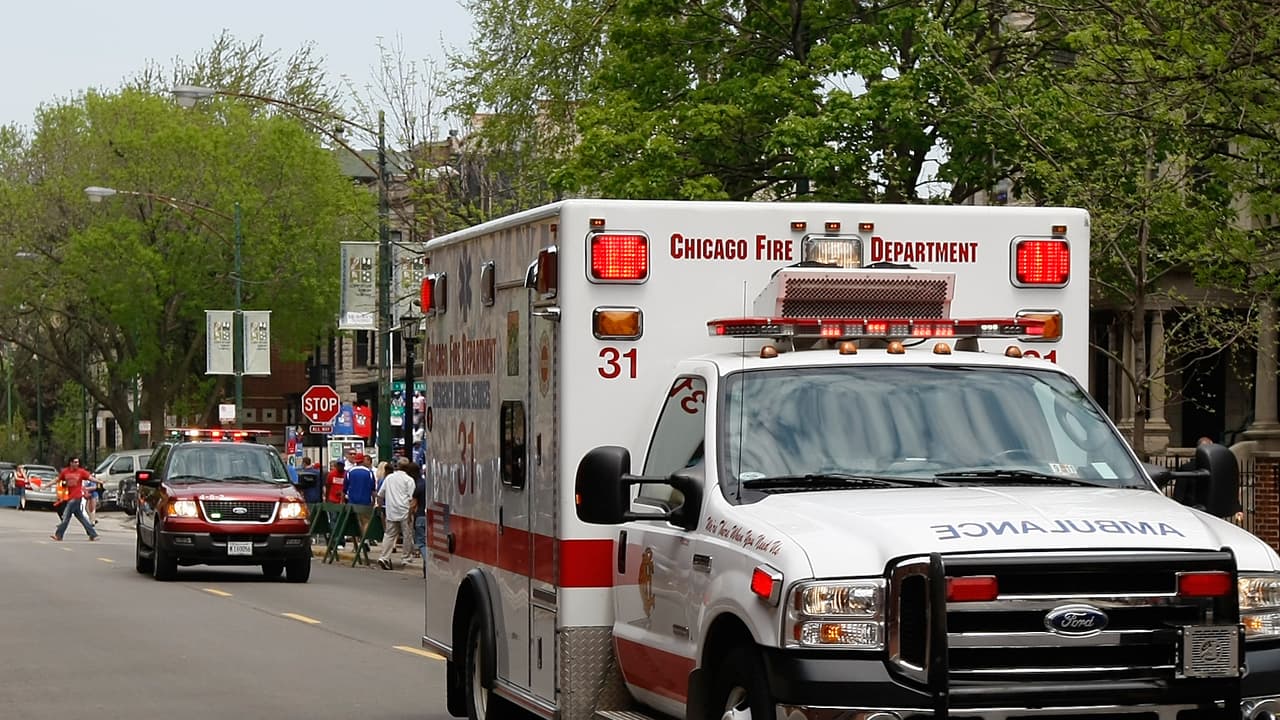 Auto choca contra edificio en barrio de South Austin en Chicago