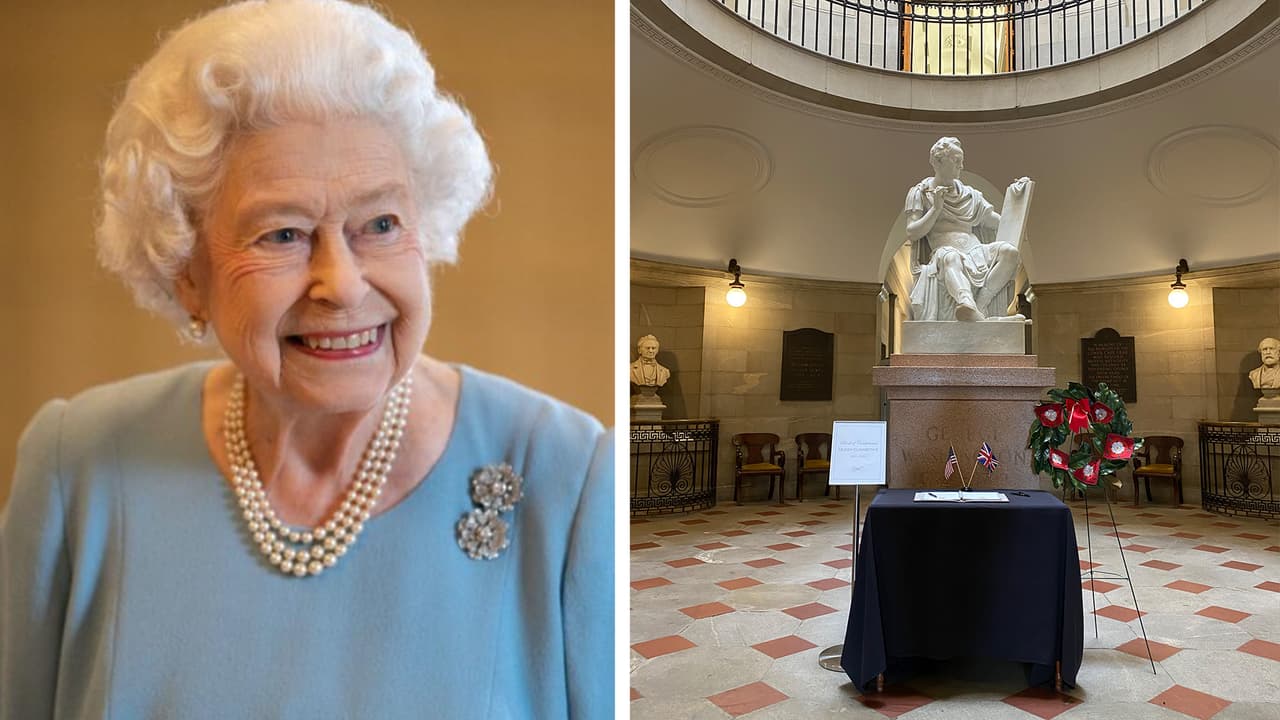 Firman libro de condolencias por muerte de la reina Isabel ll en el Capitolio de Carolina del Norte