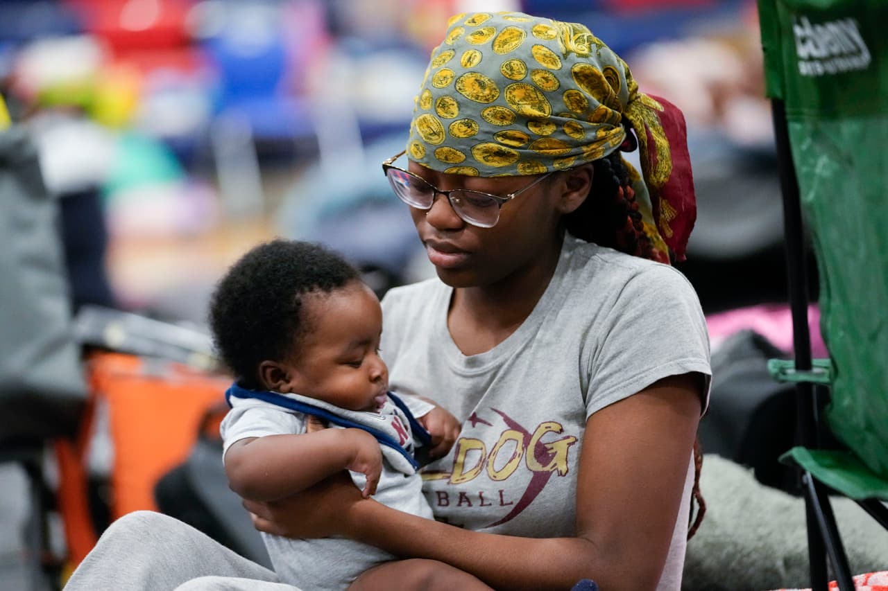 Katoria Harvey, con su sobrina Ny'Year Harvey, de 3 meses. Gobernadores declararon estados de emergencia en el sureste del país.
