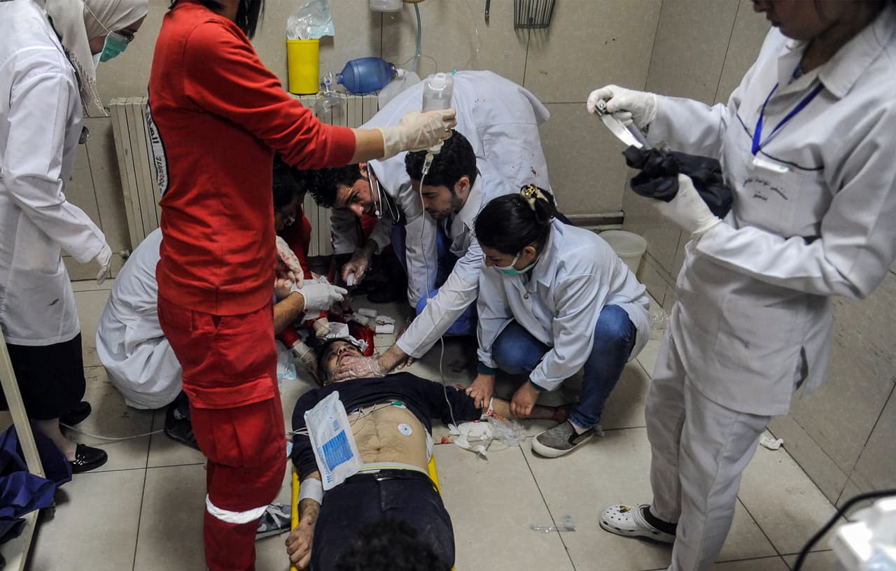 Sirios heridos reciben primeros auxilios en la sala de emergencias del Hospital Al Mouwasat de Damasco, Siria.