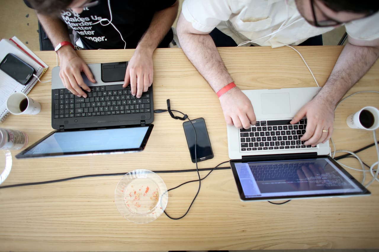 8.- No realices transacciones de compra o venta mientras estas conectado al servicio de internet de un café, biblioteca o parques públicos.
<br>