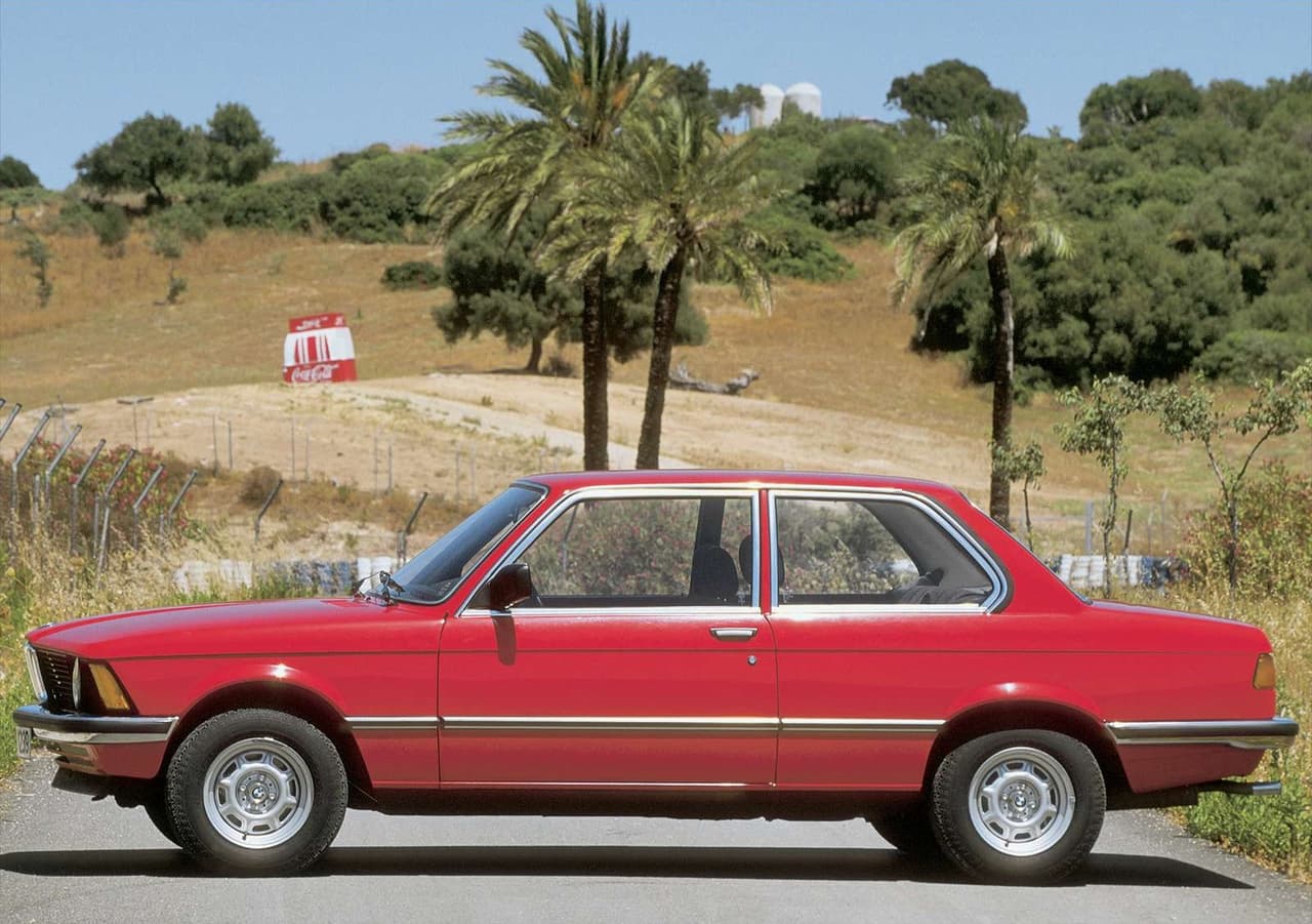 En Estados Unidos, la Serie 3 de BMW llegó con un motor cuatro cilindros de 2.0 litros a gasolina con 110 caballos de fuerza y tracción en las ruedas traseras. Musk claramente quedó encantando con la ingeniería alemana, por lo que más adelante se haría con otros modelos de este país europeo.
<br>
<br>
<b>Relacionado:</b> 
<a href="https://www.univision.com/carros/carros-y-famosos/joe-biden-conduce-camioneta-electrica-gmc-hummer-ev-factory-zero">Joe Biden pone a prueba la nueva camioneta eléctrica de GM con 1,000 HP</a>