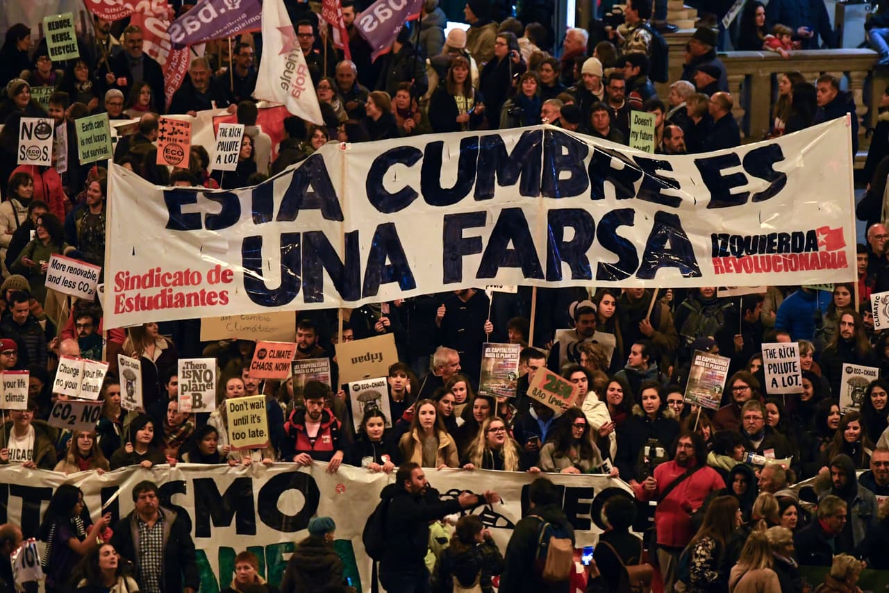 “Esta cumbre es una farsa” uno de los carteles vistos en la protesta en el centro de Madrid, el plato fuerte de las actividades alternativas al oficialismo de las Naciones Unidas.