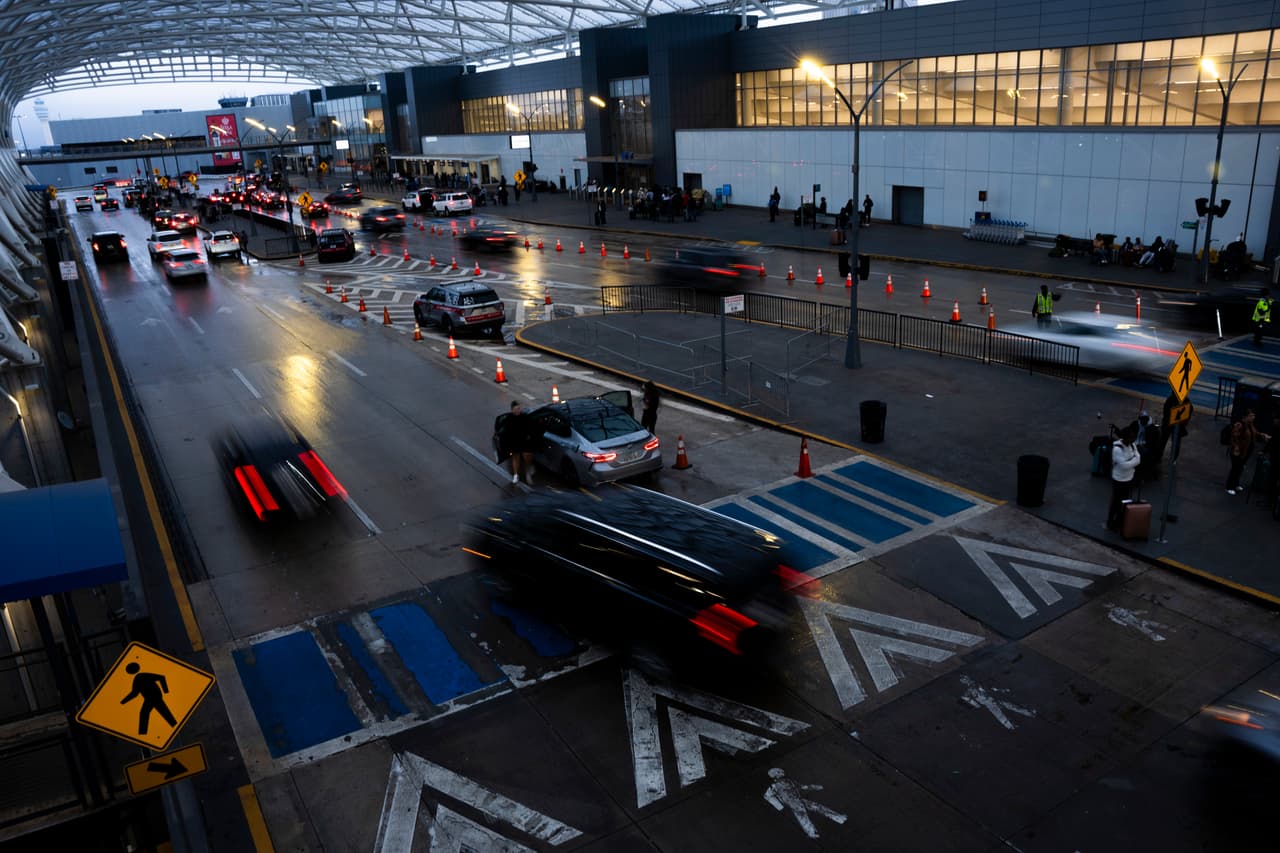 <h2 class="cms-H2-H2">2. </h2>
<h3 class="cms-H3-H3"><b>Dónde estacionarse en el aeropuerto de Atlanta </b></h3>
<br>
<br>📌 
<b>Si deseas dejar tu auto estacionado en el aeropuerto mientras estás de viaje: </b>
<br>Hay varios estacionamientos destinados para los viajeros que desean dejar su auto. En la cercanía del aeropuerto encontrarás letreros que dicen “parking”. Estas son algunas opciones. 
<br>
<br>- 
<b>Park-Ride y Park-ATL Select: </b>Esta destinado para dejar tu auto por varios días o incluso Semanas. Toma en cuenta que desde ahí deberás tomar autobuses que toman entre 3 y 5 minutos para llegar a la terminal doméstica. 
<br>- 
<b>ATL West: </b>Es un estacionamiento totalmente digital que se conecta con la terminal doméstica por el 
<i>Skytrain. </i>
<br>- 
<b>Park and Ride de la terminal internacional: </b>es un estacionamiento techado que cuenta con una van que te lleva a la terminal internacional. 
<br>
<br>
<i><b>Los costos aproximados por día van de los $14 a los $19. </b></i>
<br>