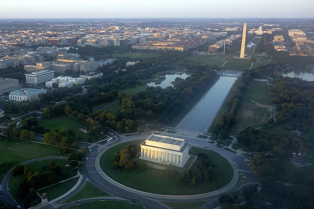 <b>50 Washington DC .- </b>Esta ciudad ocupa el lugar cincuenta, con el que se abre nuestra lista, con un total de 54.90 puntos de los 100 a evaluar. Asimismo, este lugar se encuentra entre los sitos donde los trabajadores cuentan con un mejor sueldo inicial y donde se hace más tiempo de traslado de casa al trabajo. 
<br>