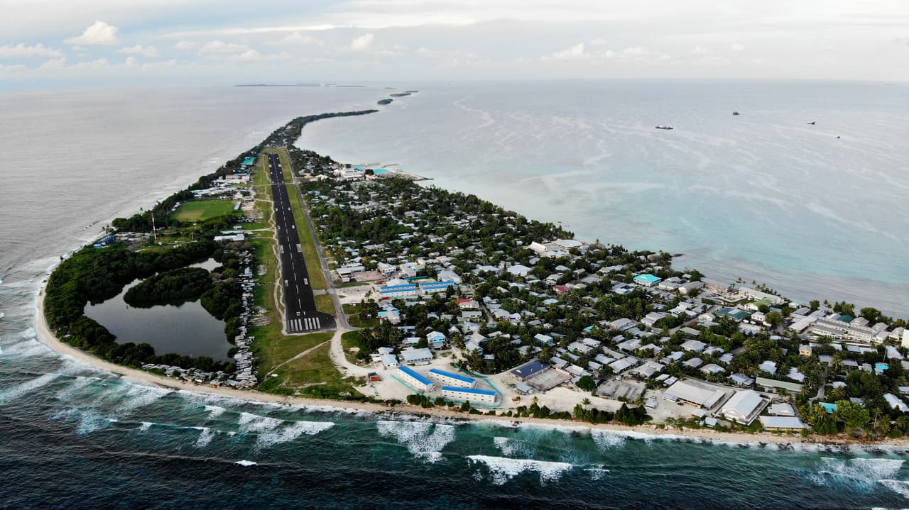 El aeropuerto y la laguna central de Funafuti, Tuvalu. La nación insular del Pacífico Sur de baja altitud, de aproximadamente 11 000 personas, ha sido clasificada como "extremadamente vulnerable" al cambio climático.