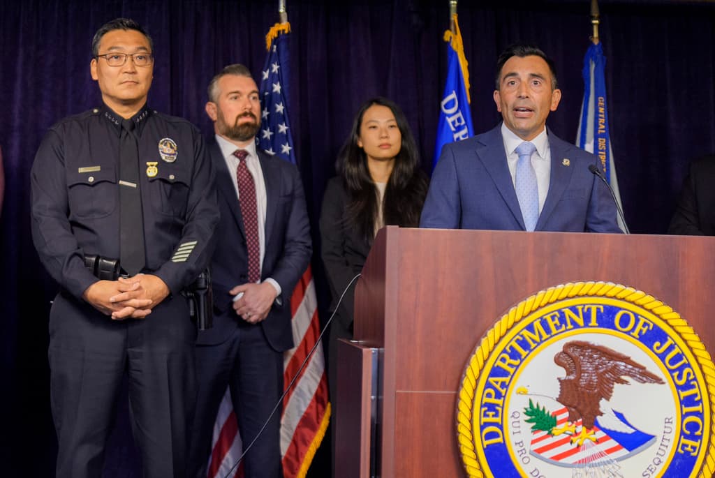El Fiscal de los Estados Unidos Martin Estrada, en el podio, con el Jefe de Policía de Los Ángeles Dominic Choi, a la izquierda, y otros funcionarios para anunciar los archivos judiciales relacionados con la muerte del actor Matthew Perry en Los Ángeles.