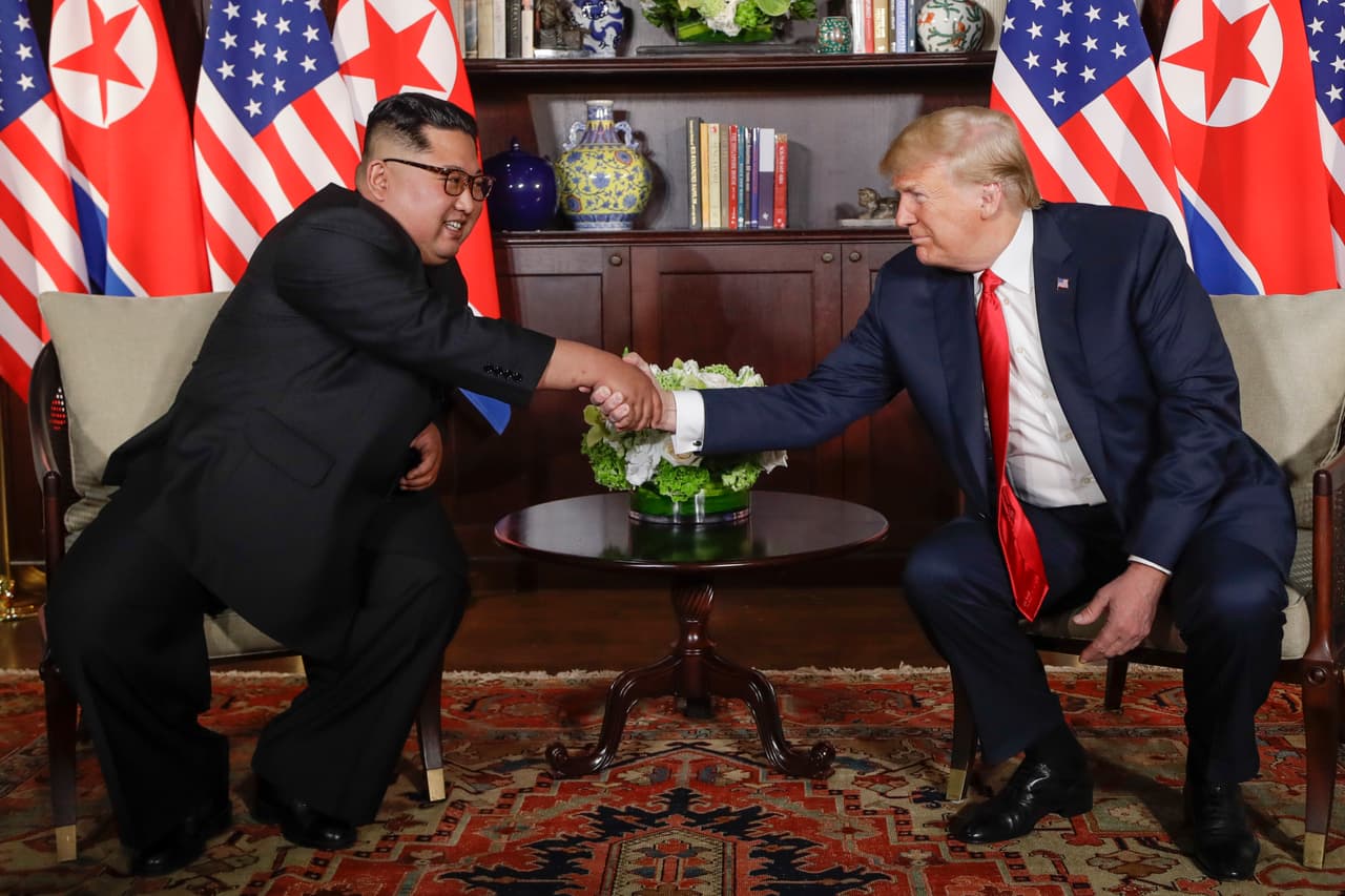 La Casa Blanca dijo que Trump abandonaría Singapur el martes por la noche después de la cumbre, en lugar del miércoles, como se había programado antes. Kim se irá el martes por la tarde, dijo una fuente involucrada en la planificación de su visita.